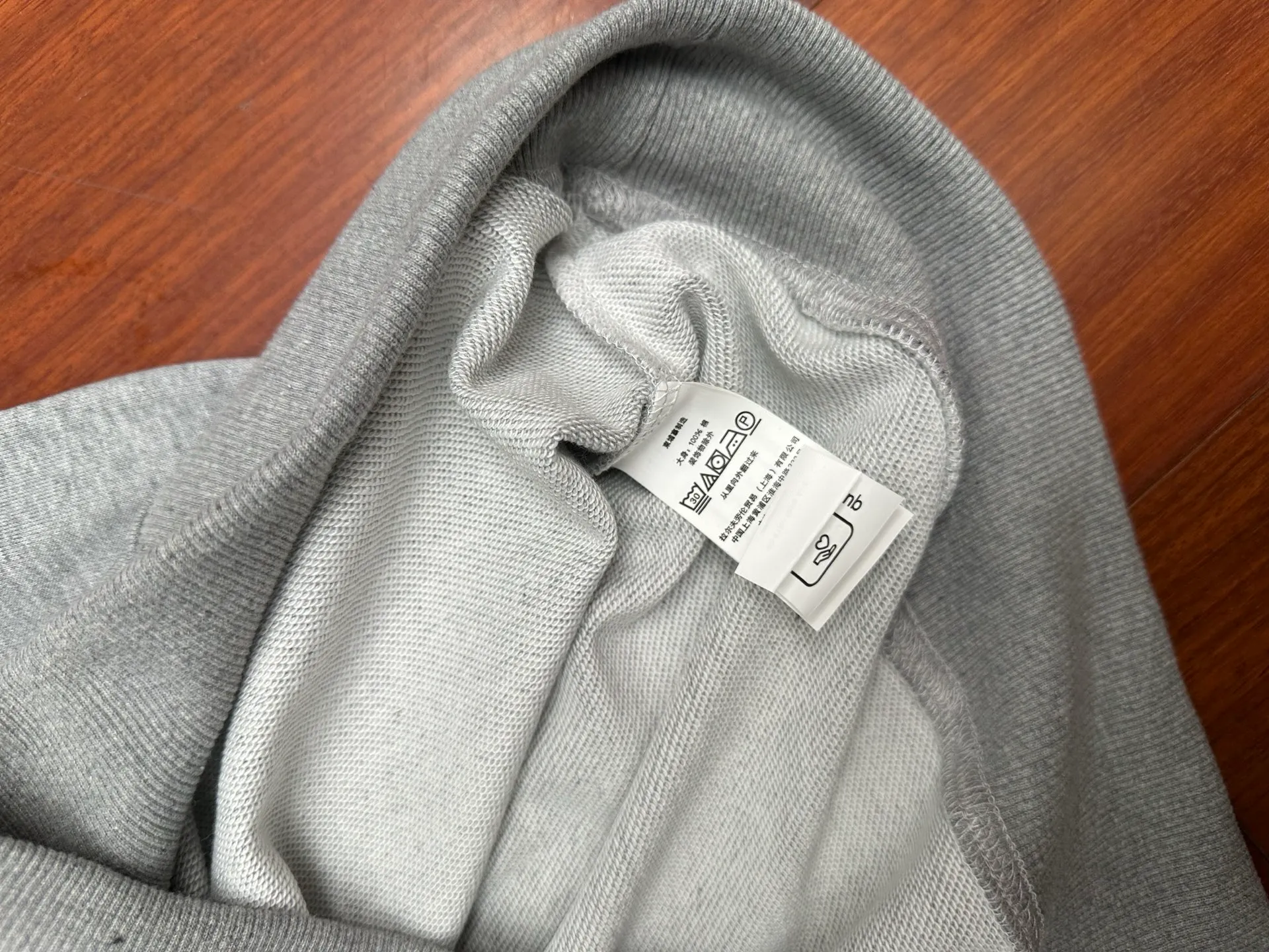 P240 Ralph Lauren/Ralph Lauren classic pony logo jersey long-sleeved sweatshirt. Loose and lazy casual style design. The solid color base is simple and versatile, making it easy to control various styles. ‌The coat fabric is made of 60% cotton➕40% polyester, which not only retains the softness, comfort and breathability of cotton, but also adds the wear resistance and wrinkle resistance of polyester fiber, making the clothes more durable and easy to care for. Even in slightly cooler weather, you won't feel stuffy when wearing it. This kind of fabric has a natural crisp feel and is not easy to pill or deform. The large logo embroidery on the chest is full of color, full of three-dimensionality and lifelike. Designed in the same style for men and women, it is suitable for couples or family wear. It is both practical and beautiful. It is an indispensable and practical item in the wardrobe! Ralph Lauren's age-reducing items add a bit of liveliness and interest to the entire sweatshirt. There is no pressure to dress, regardless of age or gender. Complete accessories!  Color: floral gray Size: S-xL